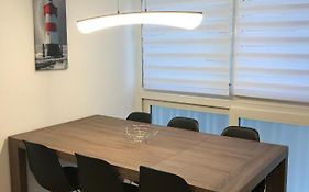Central Modern 3Bdr, A/C, Wifi & Parking